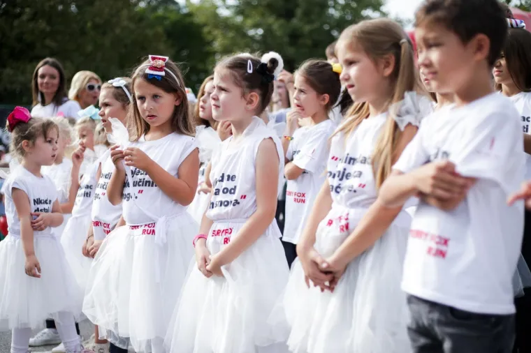 Trčanjem, rolanjem, hodanjem i vožnjom bicikla te kupnjom majica s vizualom Terry Fox Runa, više od pet tisuća ljudi podržalo je tu humanitarnu akciju, čije se devetnaesto izdanje održalo u nedjelju na zagrebačkom Jarunu.  Cilj akcije je prikupljanje sredstava za istraživanje raka u Hrvatskoj i pomoć oboljelima, a dosad je prikupljeno ukupno više od 6.300.000 kuna.  Cjelokupni iznos prikupljen u okviru ovogodišnjeg izdanja donirat će se Institutu Ruđer Bošković u svrhu daljnjeg istraživanja te bolesti.  Posjetitelji su mogli kupiti majice s vizualom akcije za 50 kuna, pratiti zabavno-glazbeni program Enter Zagreba i nastup zbora Zagrepčanke i dečki, uživati u štruklama hotela Esplanade Zagreb i kanadskim palačinkama te brojnim drugim atraktivnostima na štandovima donatora.  Znak za početak trke dao je pomoćnik ministra zdravstva Vili Beroš, a okupljene su pozdravili, među ostalima, otpravnica poslova Kanade pri Veleposlanstvu Kanade u Hrvatskoj Emily Nicholson i zagrebački gradonačelnik Milan Bandić.  Humanitarna akcija Terry Fox Run, nazvana po mladiću koji je umro nakon hrabre bitke s tom bolešću, ove se godine održala 38. put u svijetu, a u proteklih osamnaest godina u Hrvatskoj je okupila više od sto tisuća ljudi.  Organiziraju je Veleposlanstvo Kanade, Hrvatska liga protiv raka, agencija MPG, Zagrebački holding, hotel Esplanade Zagreb i agencija Media Val.  (Hina)