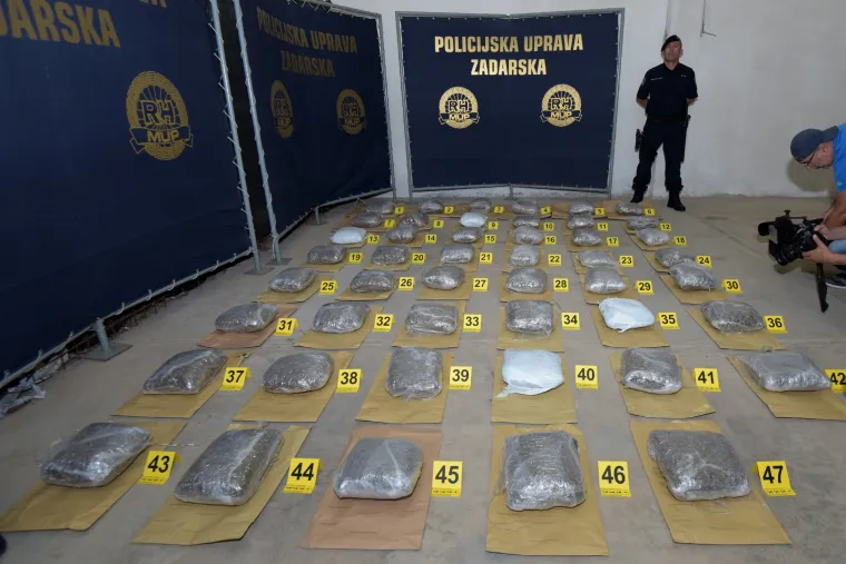Veliki ulov zadarske policije: Na autocesti zapljenili 52 kg marihuane