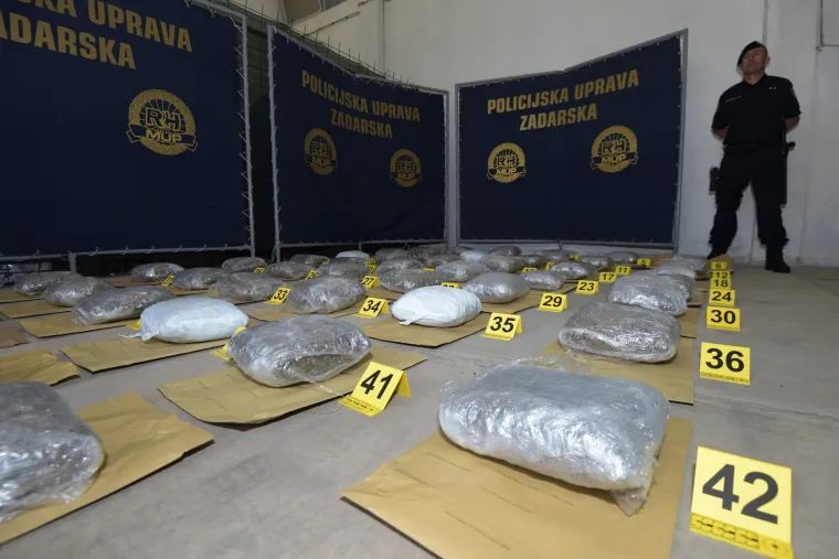 Veliki ulov zadarske policije: Na autocesti zapljenili 52 kg marihuane