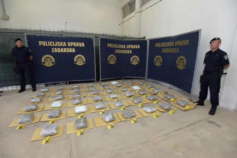 Veliki ulov zadarske policije: Na autocesti zapljenili 52 kg marihuane