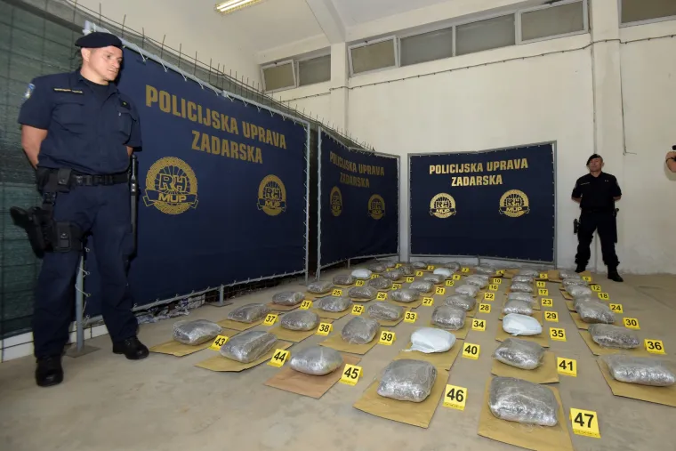 Veliki ulov zadarske policije: Na autocesti zapljenili 52 kg marihuane