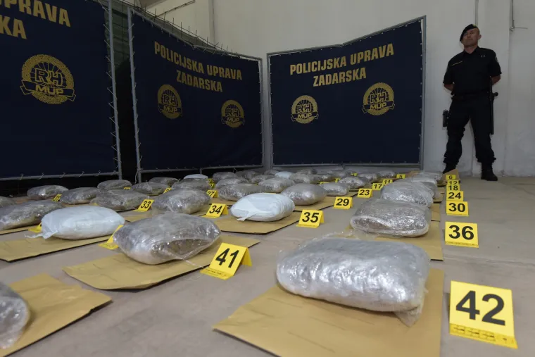 Veliki ulov zadarske policije: Na autocesti zapljenili 52 kg marihuane