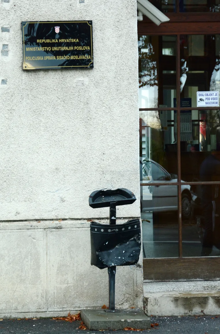 Nesvakida&scaron;nja nesreća u Sisku: Terencem se zabio u policijsku postaju