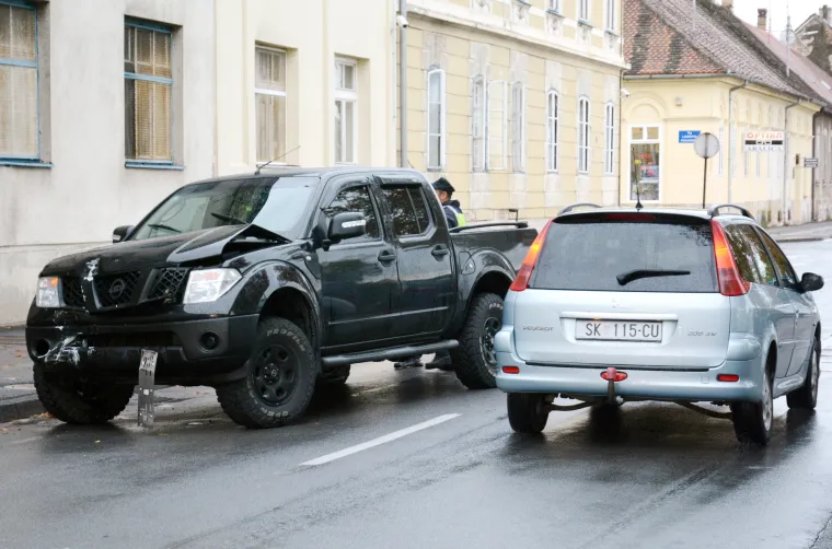 Nesvakida&scaron;nja nesreća u Sisku: Terencem se zabio u policijsku postaju