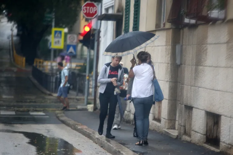 ORKANSKA BURA PARALIZIRALA SPLIT: Snažan vjetar čupao drveće kao od &scaron;ale