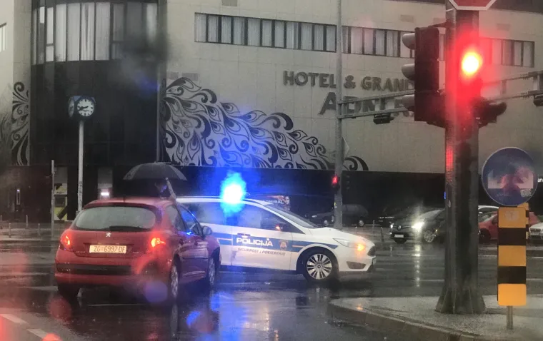 Nesreća kod Rude&scaron;ke ceste: Udario u policijsko vozilo, nastala velika gužva