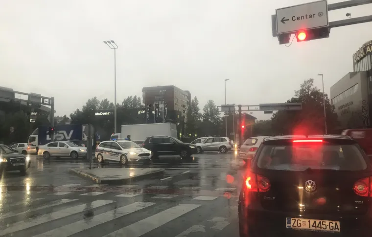 Nesreća kod Rude&scaron;ke ceste: Udario u policijsko vozilo, nastala velika gužva