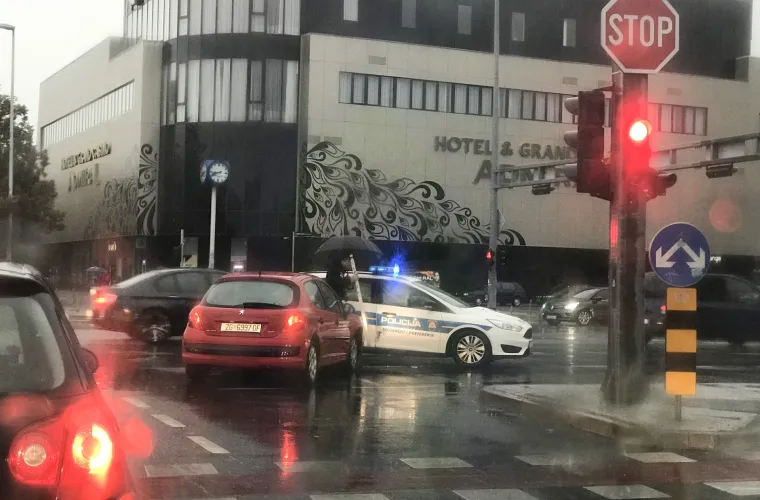 Nesreća kod Rude&scaron;ke ceste: Udario u policijsko vozilo, nastala velika gužva