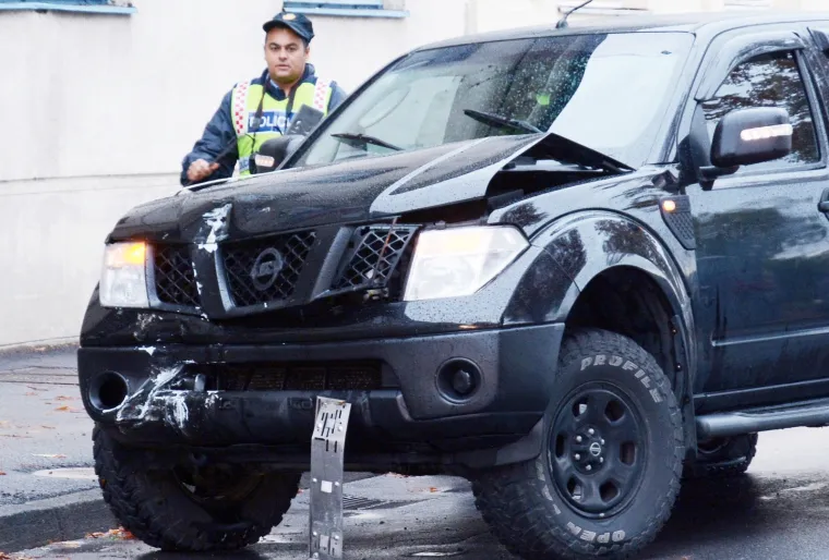 ZABIO SE U POLICIJSKU POSTAJU U SISKU: Terencem udario u kante za smeće ispred policije