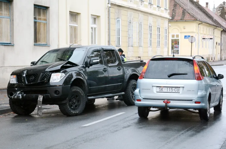 ZABIO SE U POLICIJSKU POSTAJU U SISKU: Terencem udario u kante za smeće ispred policije