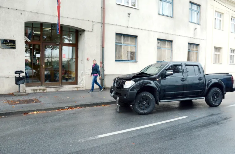 ZABIO SE U POLICIJSKU POSTAJU U SISKU: Terencem udario u kante za smeće ispred policije