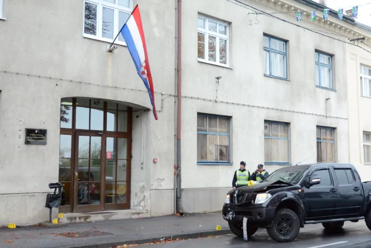 ZABIO SE U POLICIJSKU POSTAJU U SISKU: Terencem udario u kante za smeće ispred policije