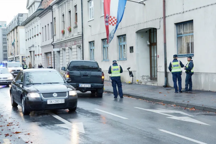 ZABIO SE U POLICIJSKU POSTAJU U SISKU: Terencem udario u kante za smeće ispred policije