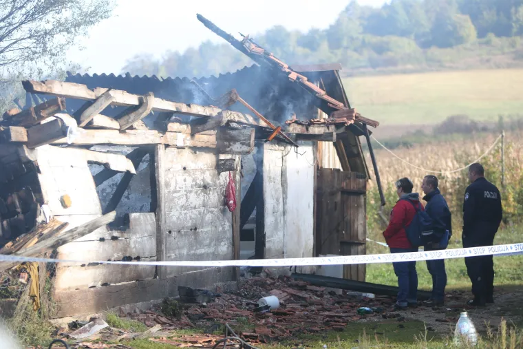 Tragedija u Vojniću: Jedna osoba preminula u požaru obiteljske drvene kuće