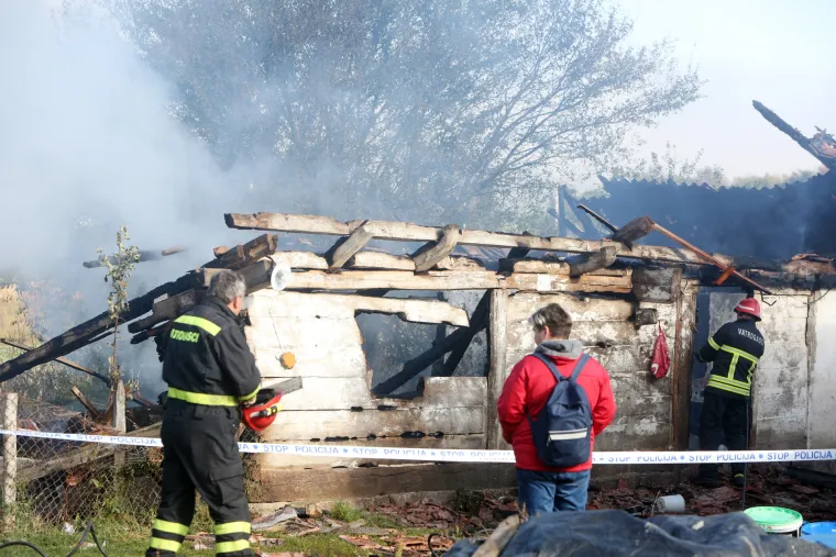 Tragedija u Vojniću: Jedna osoba preminula u požaru obiteljske drvene kuće