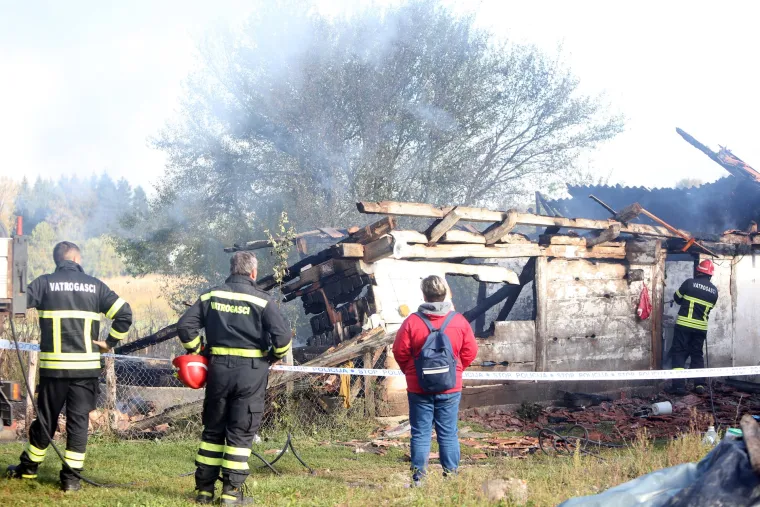 Tragedija u Vojniću: Jedna osoba preminula u požaru obiteljske drvene kuće