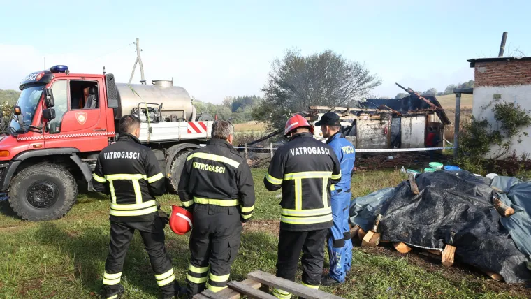Tragedija u Vojniću: Jedna osoba preminula u požaru obiteljske drvene kuće