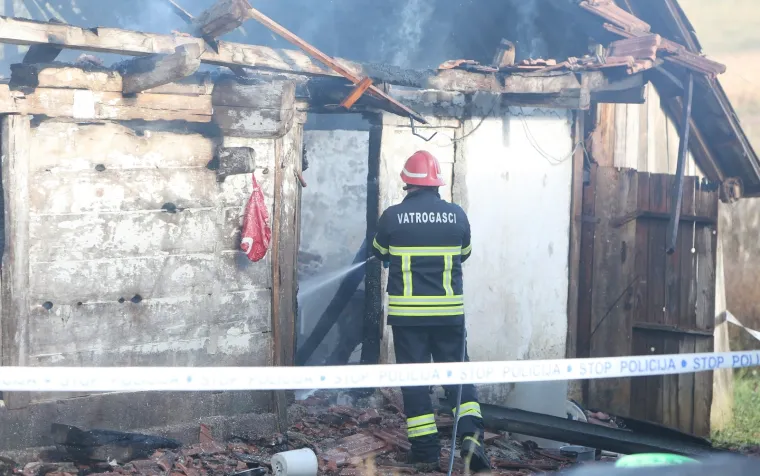 U požaru drvene obiteljske kuće koji je buknuo u utorak u 6,20  sati u selu Kupljensko u opcini Vojnić smrtno je stradala jedna osoba.