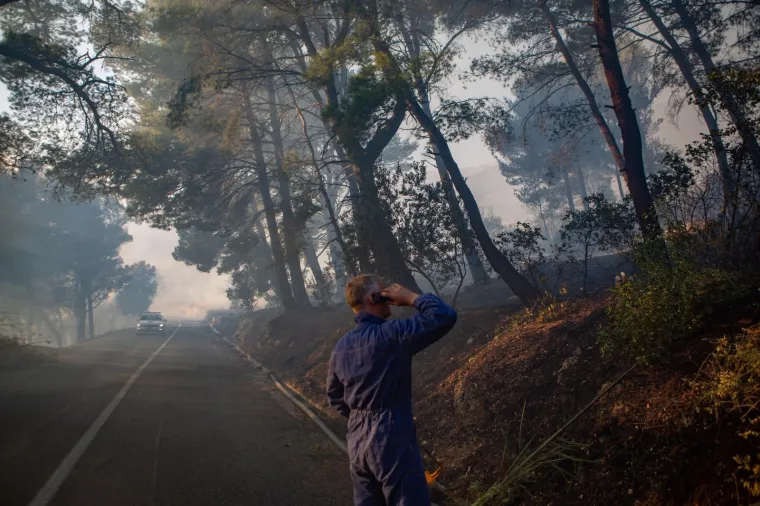 Katastrofalni požar na poluotoku Peljescu. Požar je počeo u mjestu Mokalo, a navodno je izazvan oborenim dalekovodom.