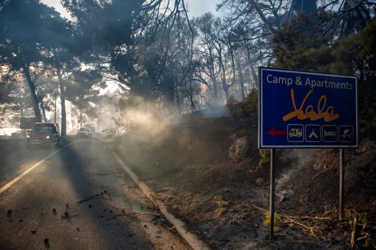 POGLEDAJTE DRAMATIČNE FOTOGRAFIJE: Požar na Pelje&scaron;cu iza sebe je ostavio pusto&scaron;