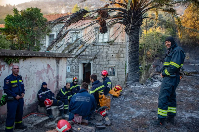 POGLEDAJTE DRAMATIČNE FOTOGRAFIJE: Požar na Pelje&scaron;cu iza sebe je ostavio pusto&scaron;