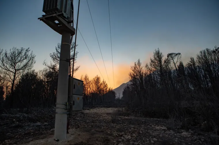 POGLEDAJTE DRAMATIČNE FOTOGRAFIJE: Požar na Pelje&scaron;cu iza sebe je ostavio pusto&scaron;