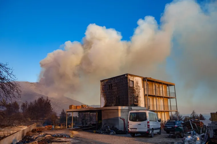 POGLEDAJTE DRAMATIČNE FOTOGRAFIJE: Požar na Pelje&scaron;cu iza sebe je ostavio pusto&scaron;