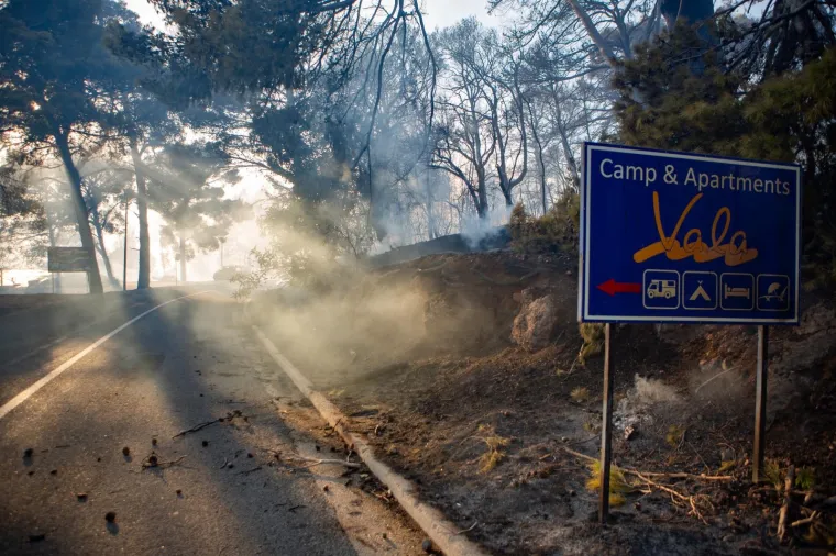 POGLEDAJTE DRAMATIČNE FOTOGRAFIJE: Požar na Pelje&scaron;cu iza sebe je ostavio pusto&scaron;