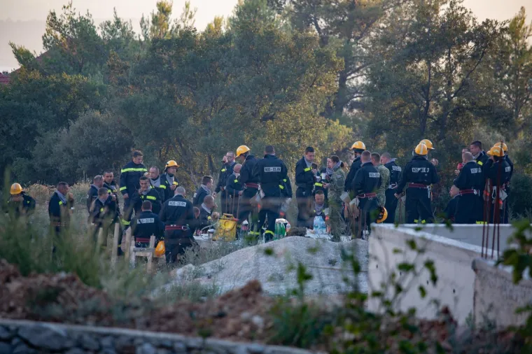 POGLEDAJTE DRAMATIČNE FOTOGRAFIJE: Požar na Pelje&scaron;cu iza sebe je ostavio pusto&scaron;