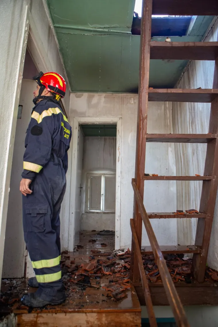 POGLEDAJTE DRAMATIČNE FOTOGRAFIJE: Požar na Pelje&scaron;cu iza sebe je ostavio pusto&scaron;