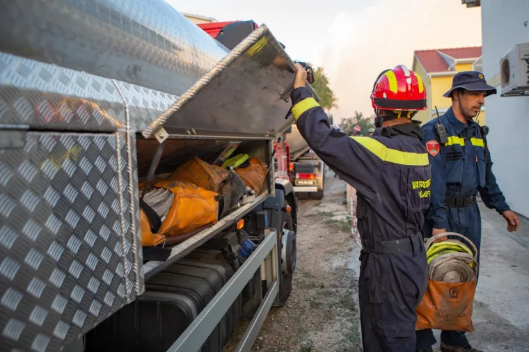 POGLEDAJTE DRAMATIČNE FOTOGRAFIJE: Požar na Pelje&scaron;cu iza sebe je ostavio pusto&scaron;
