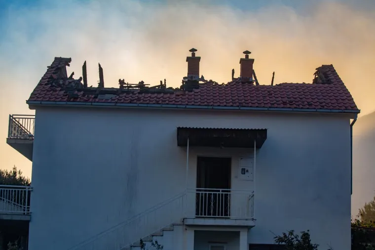 POGLEDAJTE DRAMATIČNE FOTOGRAFIJE: Požar na Pelje&scaron;cu iza sebe je ostavio pusto&scaron;