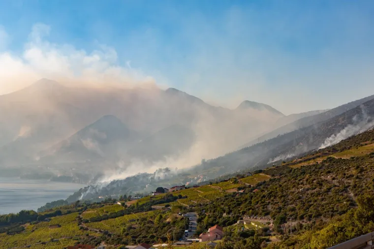 POGLEDAJTE DRAMATIČNE FOTOGRAFIJE: Požar na Pelje&scaron;cu iza sebe je ostavio pusto&scaron;