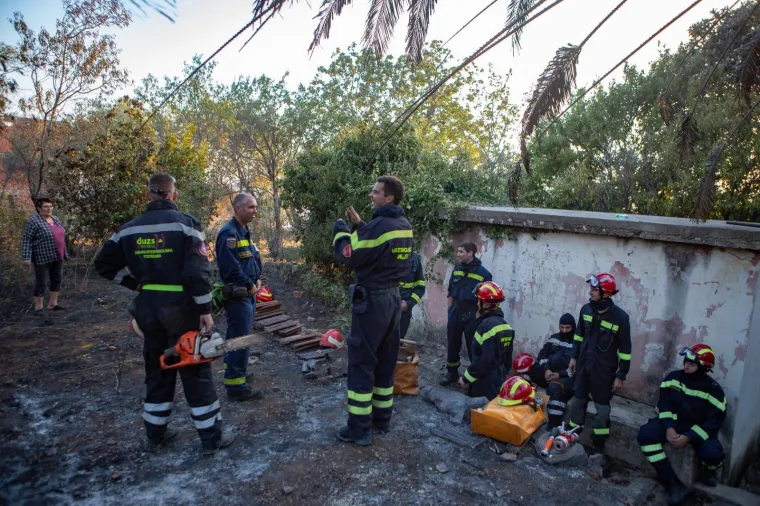 POGLEDAJTE DRAMATIČNE FOTOGRAFIJE: Požar na Pelje&scaron;cu iza sebe je ostavio pusto&scaron;