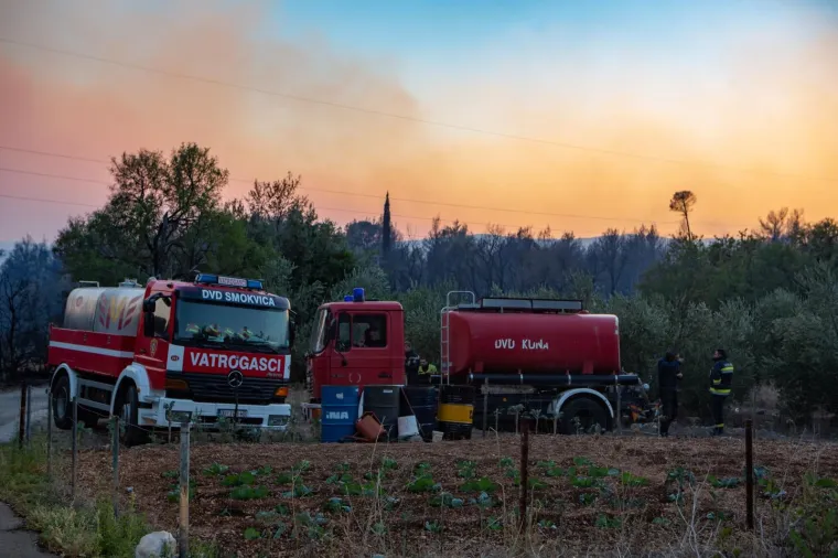 POGLEDAJTE DRAMATIČNE FOTOGRAFIJE: Požar na Pelje&scaron;cu iza sebe je ostavio pusto&scaron;