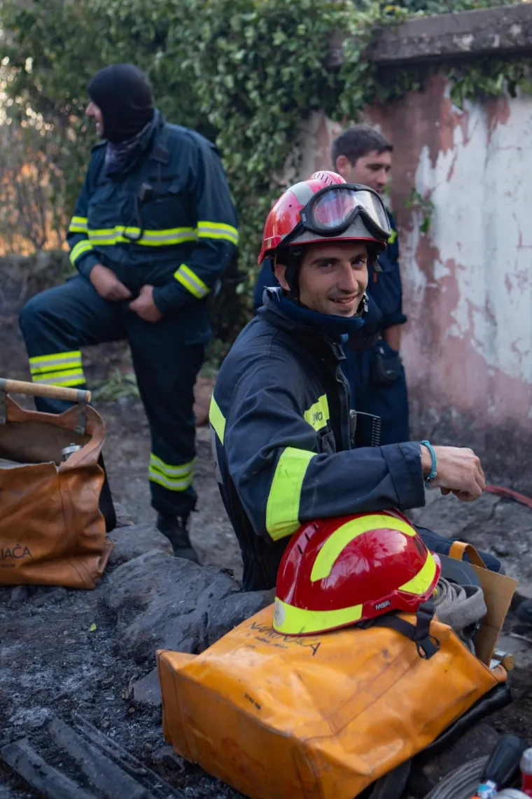 POGLEDAJTE DRAMATIČNE FOTOGRAFIJE: Požar na Pelje&scaron;cu iza sebe je ostavio pusto&scaron;