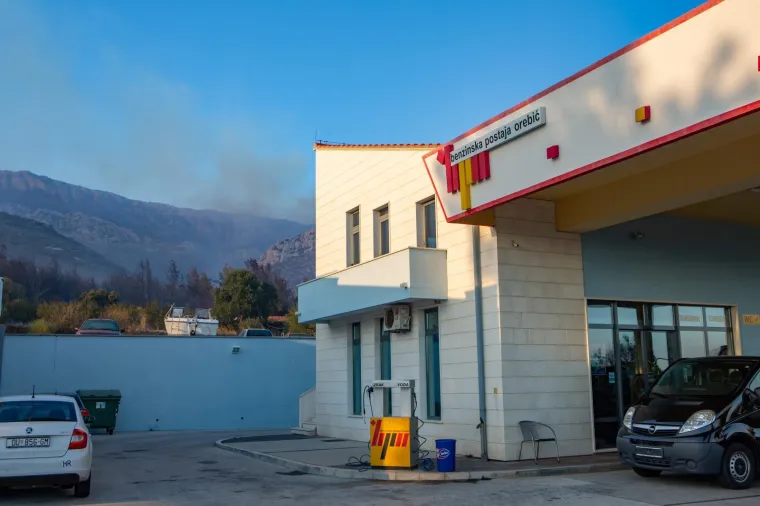 POGLEDAJTE DRAMATIČNE FOTOGRAFIJE: Požar na Pelje&scaron;cu iza sebe je ostavio pusto&scaron;