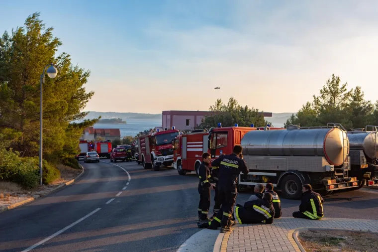 POGLEDAJTE DRAMATIČNE FOTOGRAFIJE: Požar na Pelje&scaron;cu iza sebe je ostavio pusto&scaron;