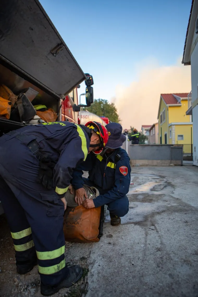 POGLEDAJTE DRAMATIČNE FOTOGRAFIJE: Požar na Pelje&scaron;cu iza sebe je ostavio pusto&scaron;
