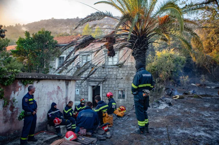 POGLEDAJTE DRAMATIČNE FOTOGRAFIJE: Požar na Pelje&scaron;cu iza sebe je ostavio pusto&scaron;