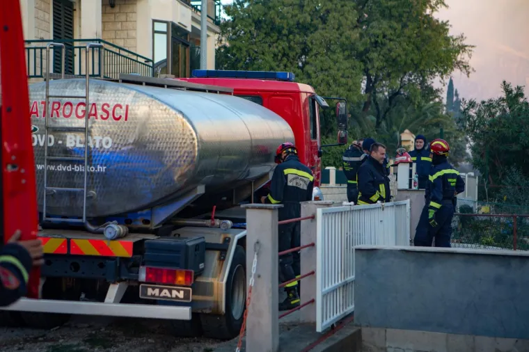 POGLEDAJTE DRAMATIČNE FOTOGRAFIJE: Požar na Pelje&scaron;cu iza sebe je ostavio pusto&scaron;