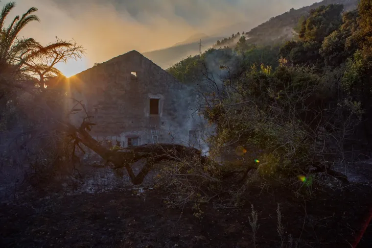 POGLEDAJTE DRAMATIČNE FOTOGRAFIJE: Požar na Pelje&scaron;cu iza sebe je ostavio pusto&scaron;