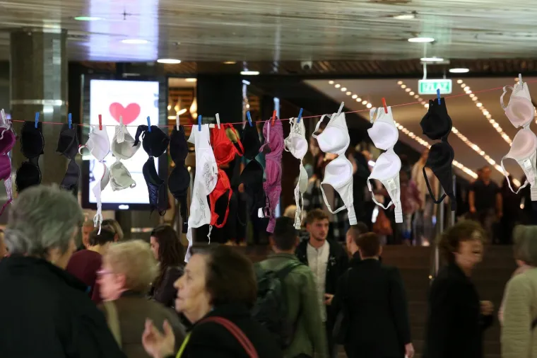 Instalacija kao simbol svih žena koje su izgubile bitku s rakom dojke i podsjetnik na redovne kontrole