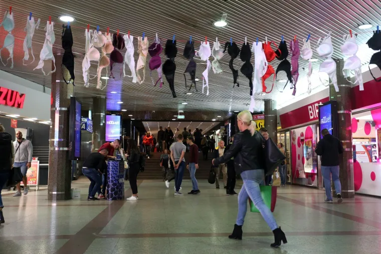 Instalacija kao simbol svih žena koje su izgubile bitku s rakom dojke i podsjetnik na redovne kontrole