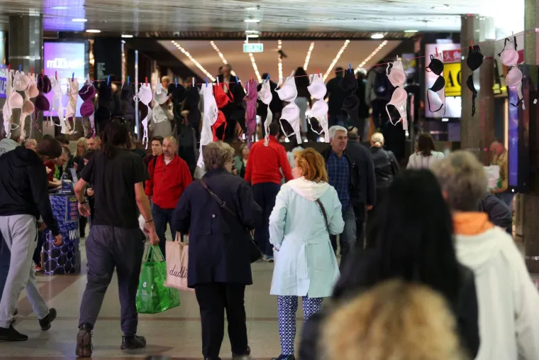 Instalacija kao simbol svih žena koje su izgubile bitku s rakom dojke i podsjetnik na redovne kontrole