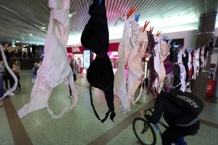 Instalacija kao simbol svih žena koje su izgubile bitku s rakom dojke i podsjetnik na redovne kontrole