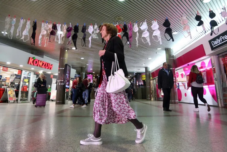 Instalacija kao simbol svih žena koje su izgubile bitku s rakom dojke i podsjetnik na redovne kontrole