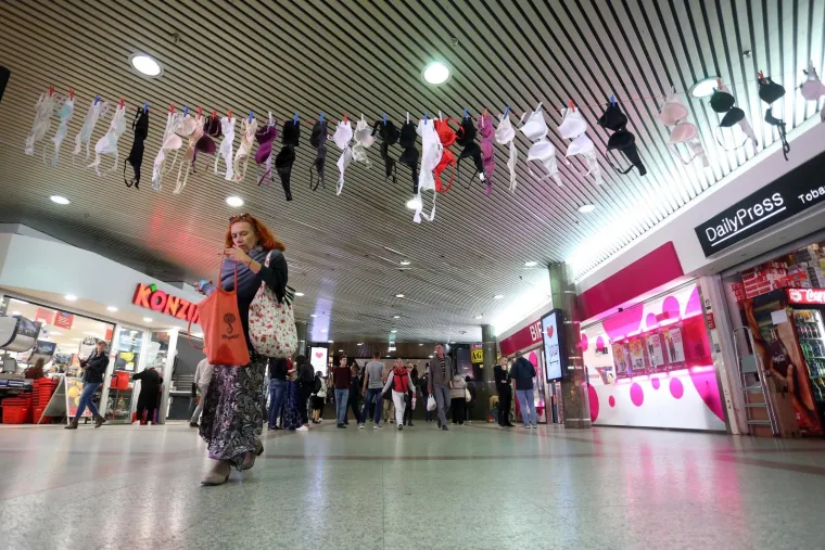 Instalacija kao simbol svih žena koje su izgubile bitku s rakom dojke i podsjetnik na redovne kontrole