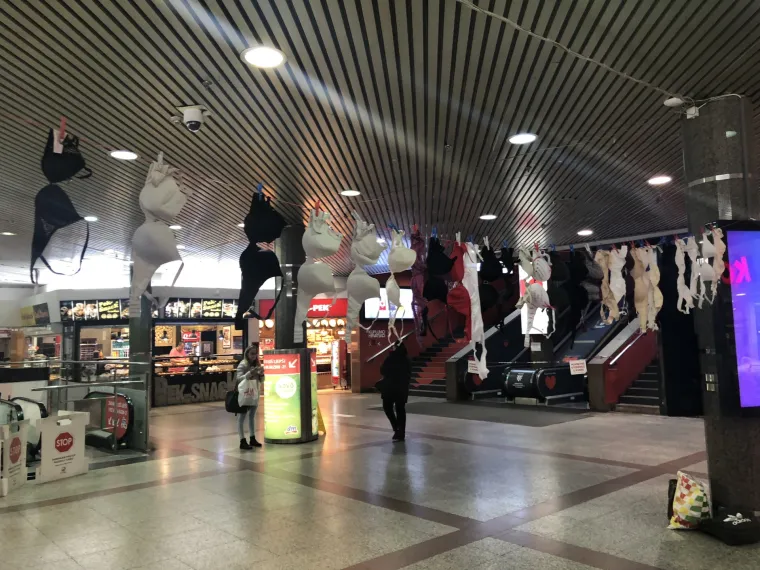 Instalacija kao simbol svih žena koje su izgubile bitku s rakom dojke i podsjetnik na redovne kontrole