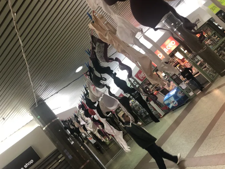 Instalacija kao simbol svih žena koje su izgubile bitku s rakom dojke i podsjetnik na redovne kontrole